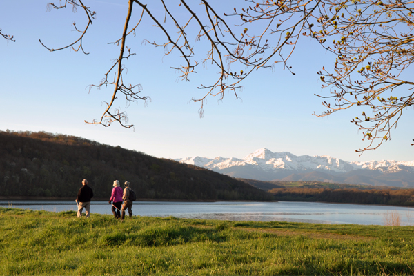 marcheur devant le lac de l'arrêt-darré