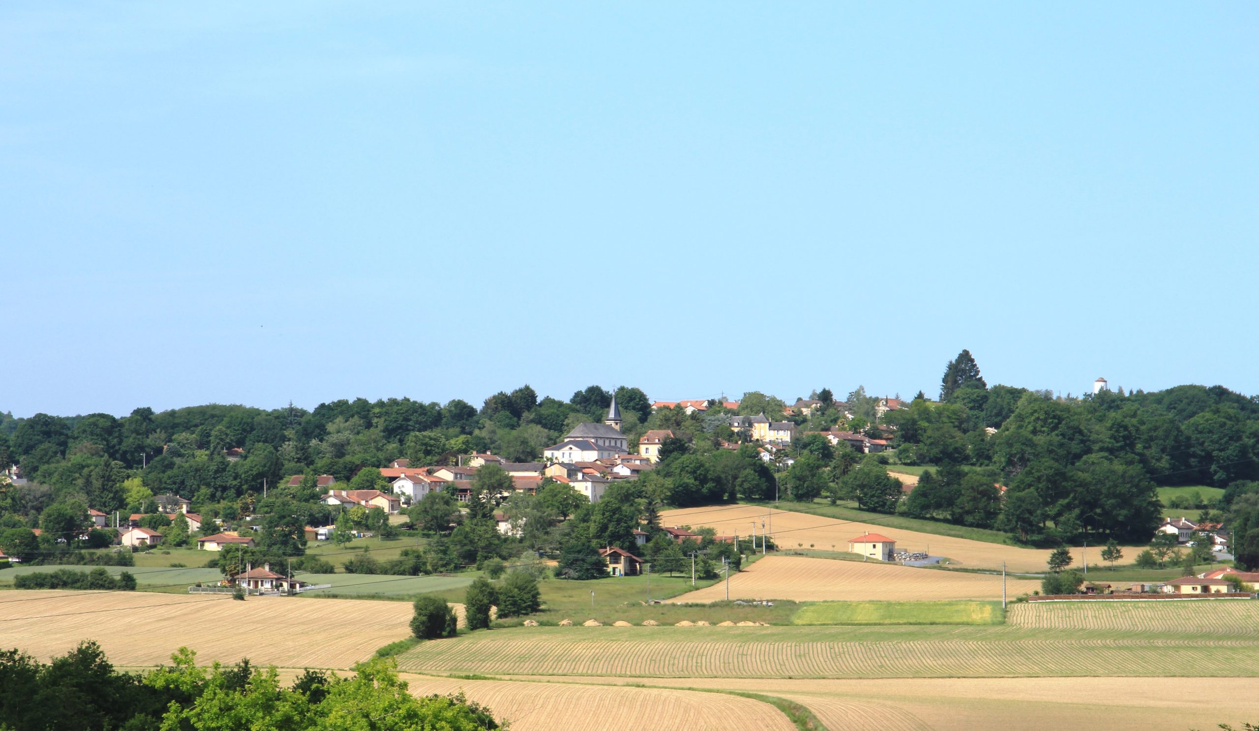 marcheur devant le lac de l'arrêt-darré