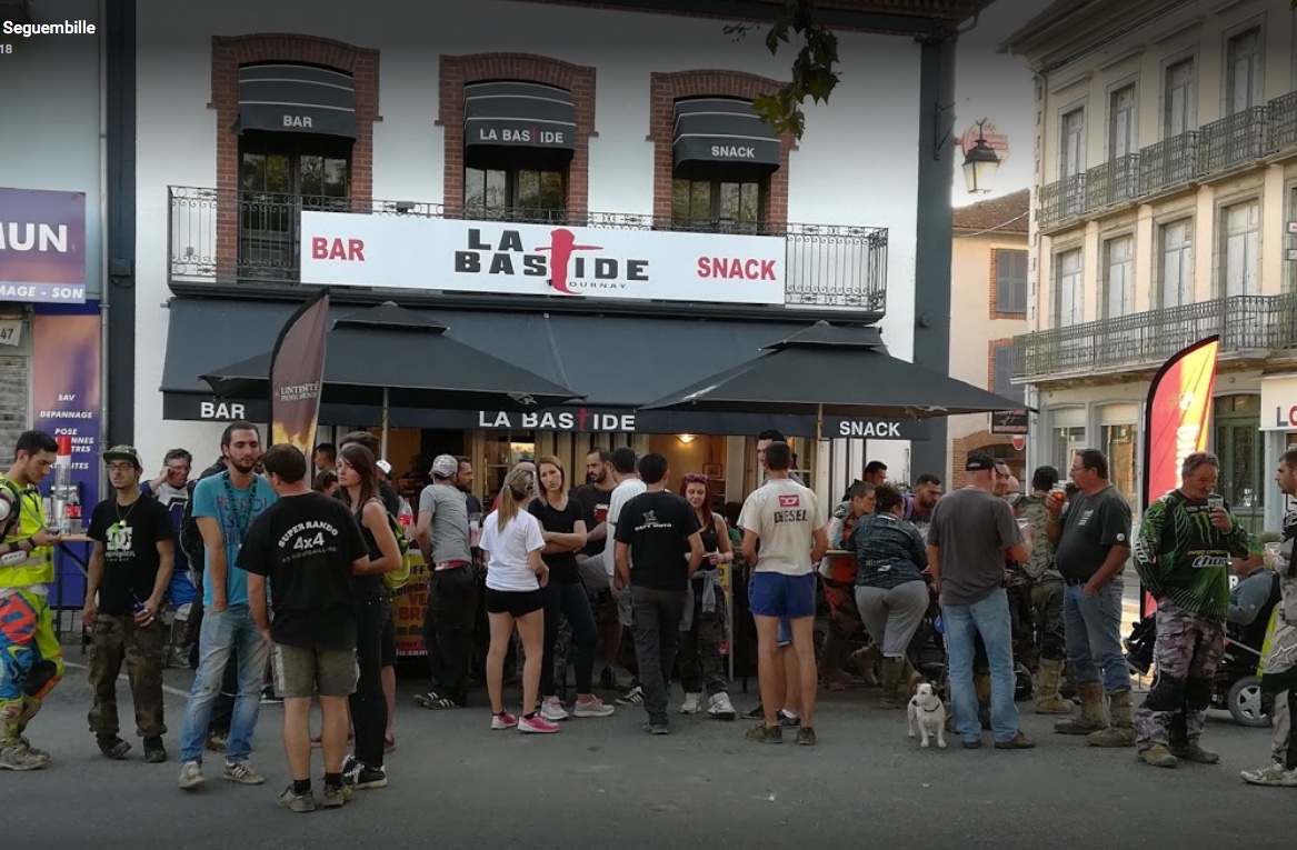 marcheur devant le lac de l'arrêt-darré