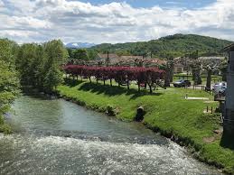 marcheur devant le lac de l'arrêt-darré