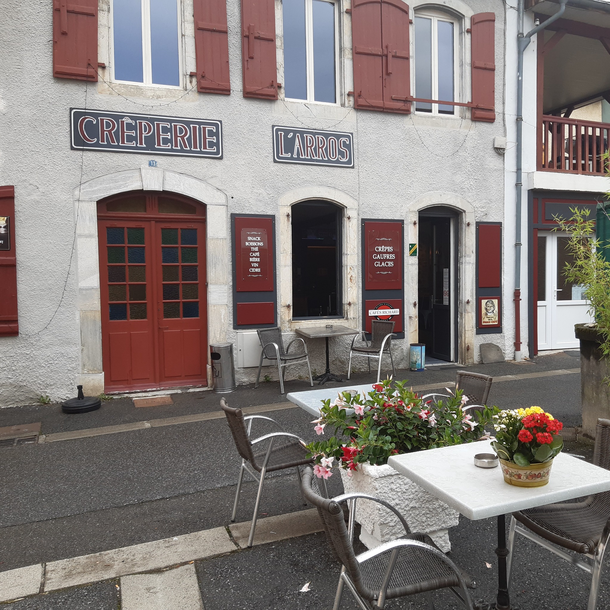 marcheur devant le lac de l'arrêt-darré